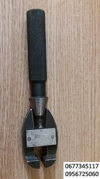 Тиски ручные т16 советские новые ,гост 28241-89, 7827-0055, 7827-0041, раскрытие губок не менее 4 и7 мм, м6,м8, тиски ручные часовые для миниатюрных работ , Тиски позволяют зажимать мелкий инструмент-сверла.метчики и.т.д., Тиски ручные, ювелирные. Длина -120 мм, ширина губок 15 мм.,метчикодержатель, jk[, Новые тиски ручные ювелирные (СССР)., ТИСКИ РУЧНЫЕ МЕТАЛЛИЧЕСКИЕ Т-16 АРМ, Губки имеют треугольную проточку для захвата инструмента (детали),